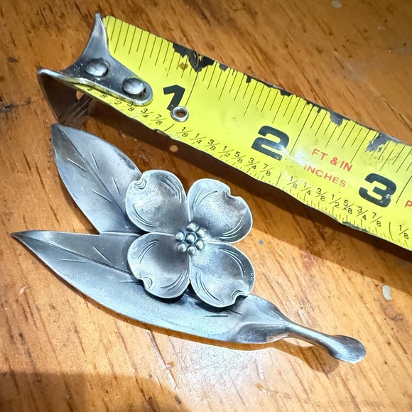 Stuart Nye Sterling Silver Hand Wrought Dogwood Flower Leaf 3" Brooch Pin
Signed - Picture 3 of 5